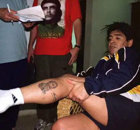 welches tattoo hatte diego maradona auf der wade？